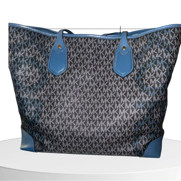 The Limited Edition Graphite/Grey Michael Kors Eva Tote with Coordinated Pouch! - Picture 5 of 15